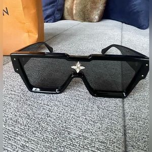 Louis Vuitton cyclone glasses western nose. Like new.